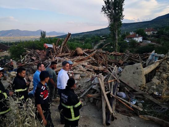 Kerpiç ev çöktü, karı- koca yaralandı