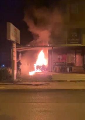 Alev alan araç kullanılamaz hale geldi