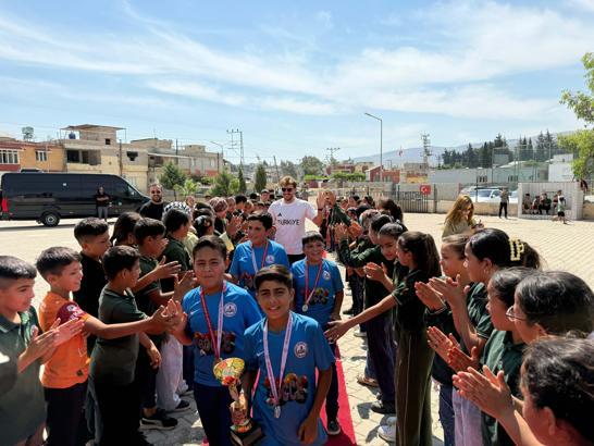 Bocce bowlingde derece yapan öğrencilere kırmızı halıda karşılama