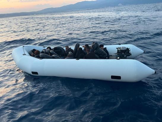 Kuşadası'nda sürüklenen lastik bottaki 18 kaçak göçmen kurtarıldı