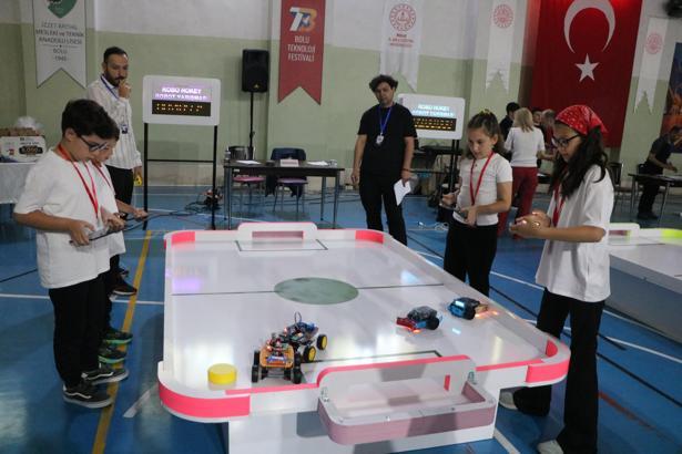 Teknoloji festivalinde öğrenciler, yaptıkları mini robotlarla yarıştı