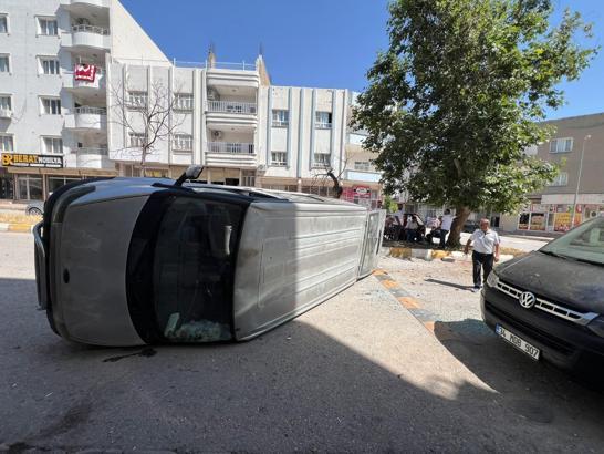 Nusaybin'de devrilen hafif ticari minibüsün şoförü yaralandı