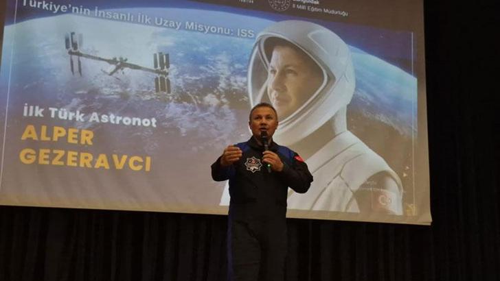 Alper Gezeravcı, Zonguldak'ta liselilerle deneyimlerini paylaştı