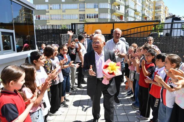 Başkan Büyükkılıç, okullardaki bahar şenliği ve kermes programlarına katıldı