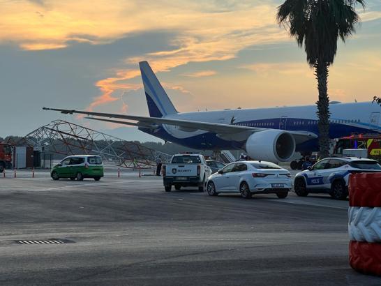 THY uçağı, Antalya Havalimanı’nda radar direğine çarptı