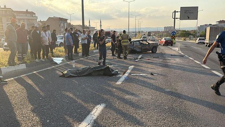TIR’la çarpışan otomobil takla atıp karşı şeride geçti; 1 ölü, 2 yaralı