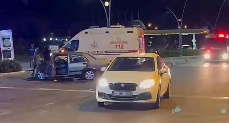 Hafif ticari araç ile otomobil çarpıştı: 4 yaralı