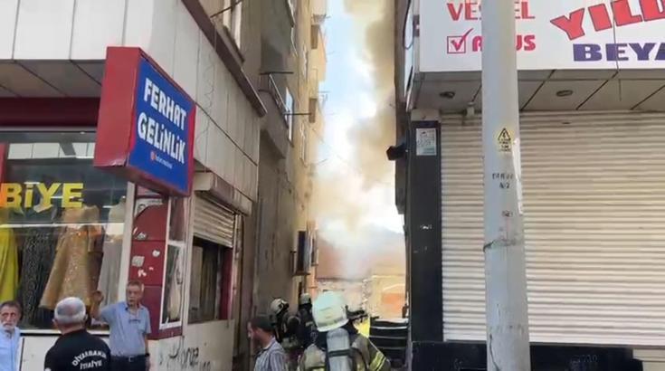 Bina girişinde çıkan yangın söndürüldü