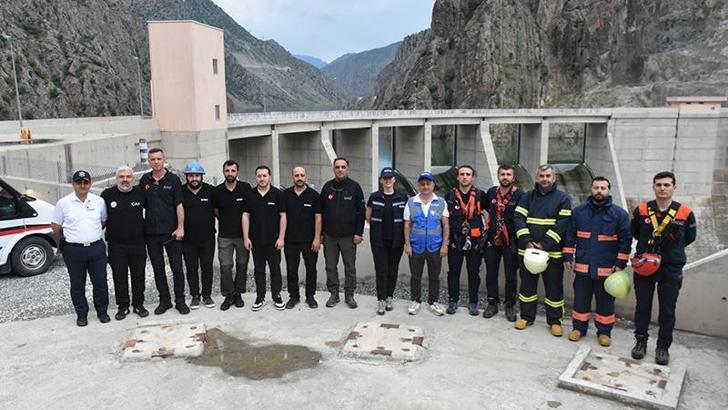Artvin Barajı’nda tatbikat; türbinde mahsur kalan personel kurtarıldı