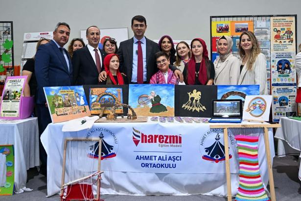 Uşak Valisi Kartal, yıl sonu şenliğine katıldı