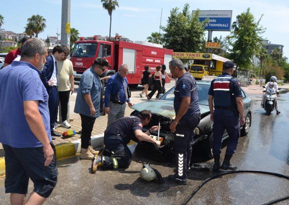 Otomobildeki yangın sulama aracıyla söndürüldü
