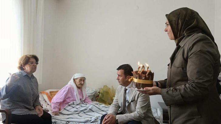 Atatürk'ün elini öptüğünü belirten 101 yaşındaki Hacer Akdoğan'a sürpriz doğum günü