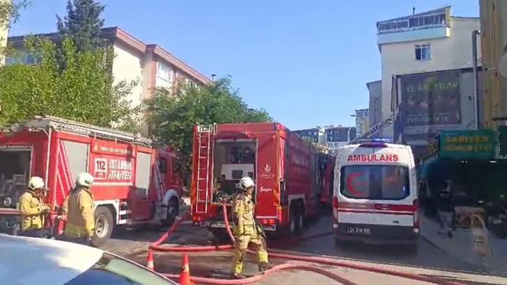Tuzla'da 4 katlı binanın çatısında çıkan yangın yandaki apartmana sıçradı