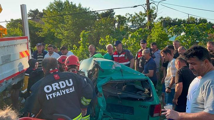Ordu’da minibüs, park halindeki otomobile çarptı: 3 yaralı
