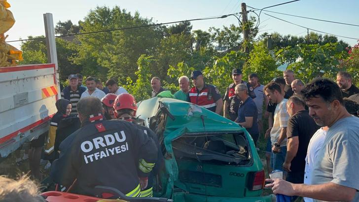 Ordu’da minibüs, park halindeki otomobile çarptı: 3 yaralı