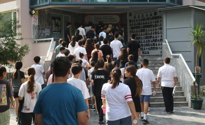 Öğrenciler LGS'de terledi, aileleri piknik havasında çocuklarını bekledi