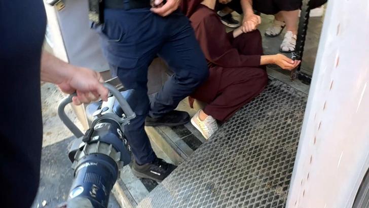 Avcılar’da parmağı demir kapıya sıkışan kadını itfaiye kurtardı