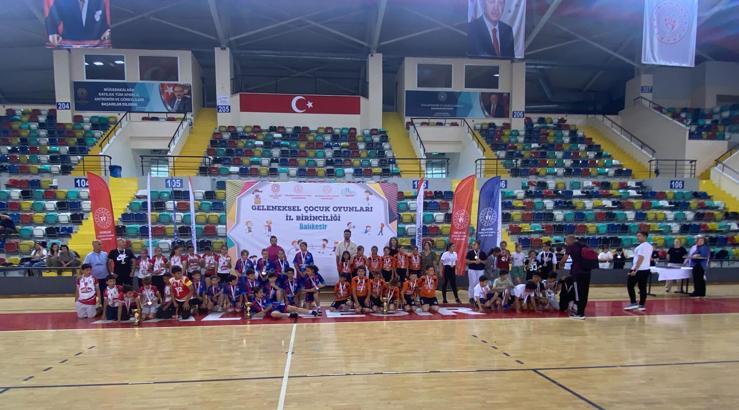 Ayvalık Çakmak Ortaokulu, Kaleli Yakan Top'ta il şampiyonu oldu