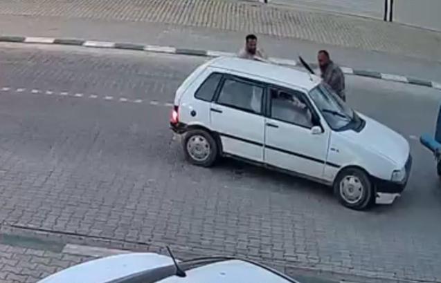 Yolunu kesen kuzenleri tarafından demir çubuklarla dövüldü; olay kamerada