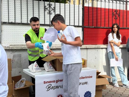 Sincan Belediyesi’nden LGS'ye giren öğrencilere ve velilere ikram