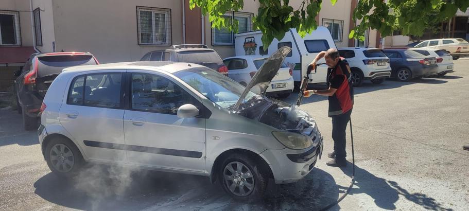 Edirne’de park halindeki otomobilin motor kısmı yandı