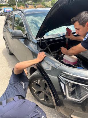 Otomobil motorunda mahsur kalan kediyi itfaiye kurtardı