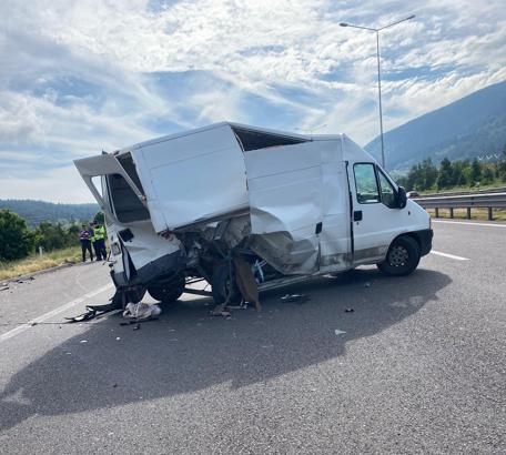 Minibüs ile hafif ticari araç çarpıştı: 5 yaralı