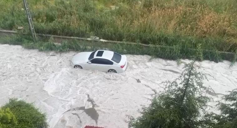 Ankara'da dolu ve sağanak hayatı olumsuz etkiledi
