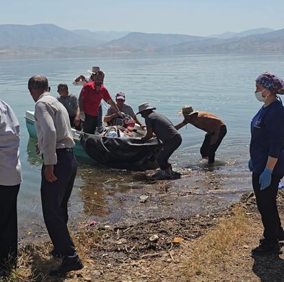 Siirt’te bahçede fenalaşan hasta, tekneyle ambulansa ulaştırıldı