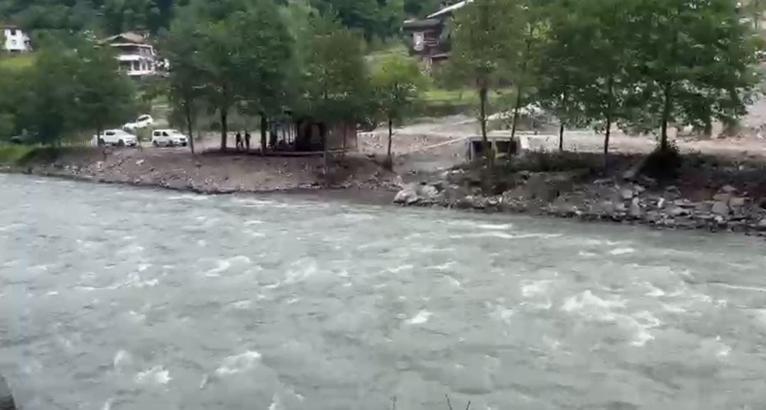 Kayıp gencin cansız bedenini dereden çıkaran AFAD ekibinin botu akıntıya kapıldı; 1 personel öldü, 3 personel kurtarıldı