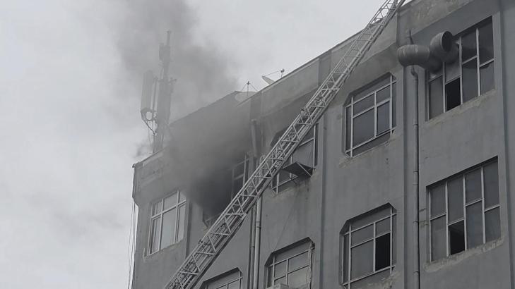 Bayrampaşa'da iş hanında çıkan yangın söndürüldü