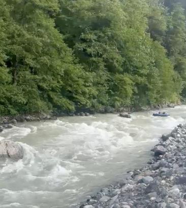 Kayıp gencin cansız bedenini dereden çıkaran AFAD ekibinin botu akıntıya kapıldı; 1 personel öldü, 3 personel kurtarıldı (2)