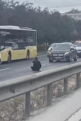 Büyükçekmece'de D-100'de elinde bıçakla polisi harekete geçirdi; trafik yoğunluğu oluştu