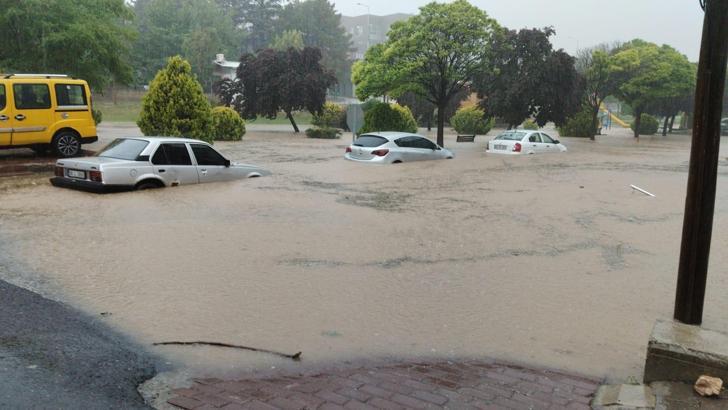 Kırşehir'de sağanak; 15 araç selde mahsur kaldı, 20 iş yerini su bastı