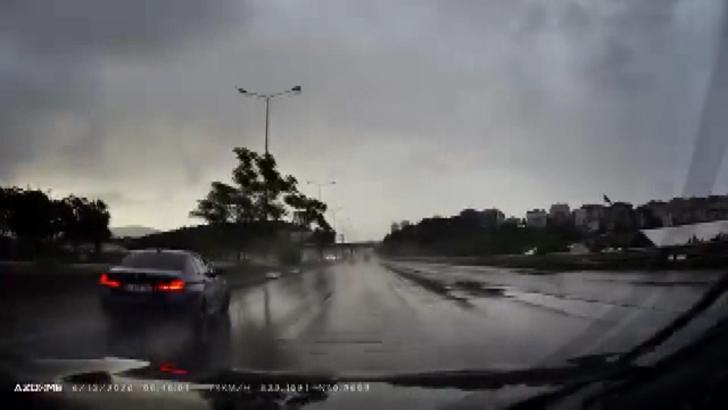 Maltepe D-100'de yağışın etkisiyle kayan otomobil bariyere çarptı; kaza kamerada