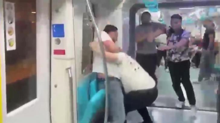 Pendik'te Marmaray'da yumruklu kavga kamerada