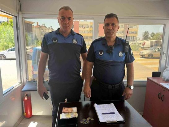 Sahte dövizle alışveriş yapmak isterken yakalandı