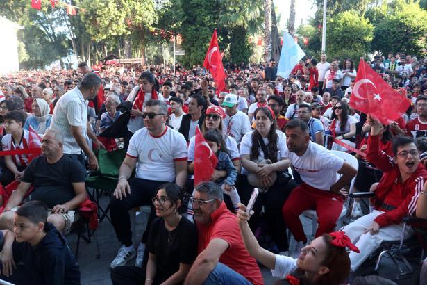 Antalya'daki sporseverler milli takımın yenilgisine üzüldü