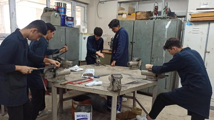 İskenderun Endüstri Meslek Lisesi’nde öğrenciler son teknoloji ile üretim yapıyor