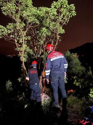 Sarp arazisinde mahsur kalan kişi için itfaiye ve AFAD’dan kurtarma operasyonu