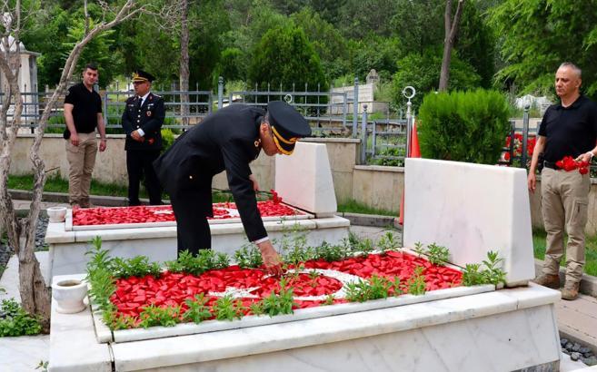 Jandarmanın kuruluş yıl dönümünde şehitliğe ziyaret