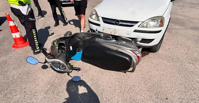 Otomobille çarpışan motosikletteki 2 kişi yaralandı
