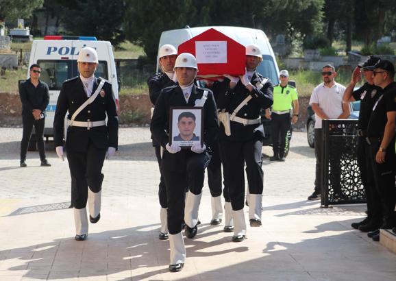 Şehit polis memurunun babaevine Türk bayrağı asıldı (3)