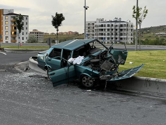 Kayseri’de otomobil refüje çarptı: 4 yaralı