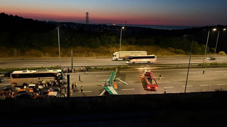 Sarıyer Kuzey Marmara Otoyolu'nda hafriyat kamyonunun çarptığı tabela devrildi; yol trafiğe kapatıldı -1