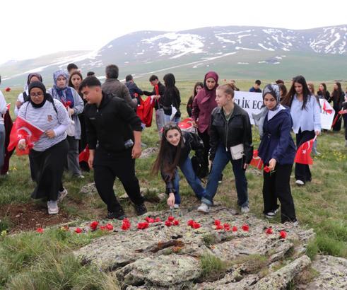 Öğrenciler, ecdadı için Allahuekber Şehitliği’ne yürüdü