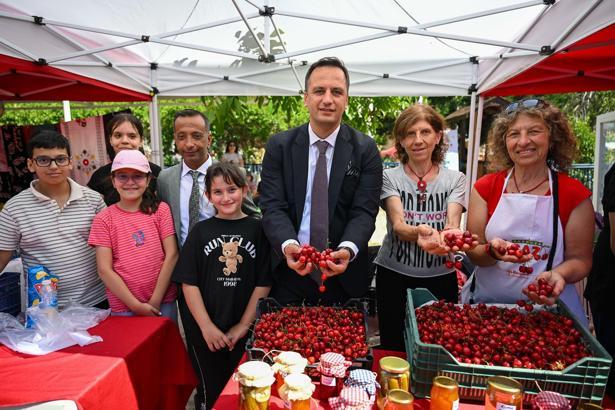 Bornova'da kiraz festivali coşkusu