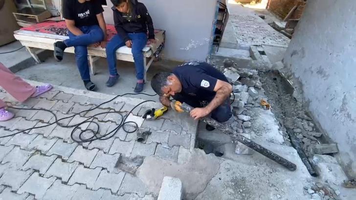 Su borusuna sıkışan yavru kedi kurtarıldı