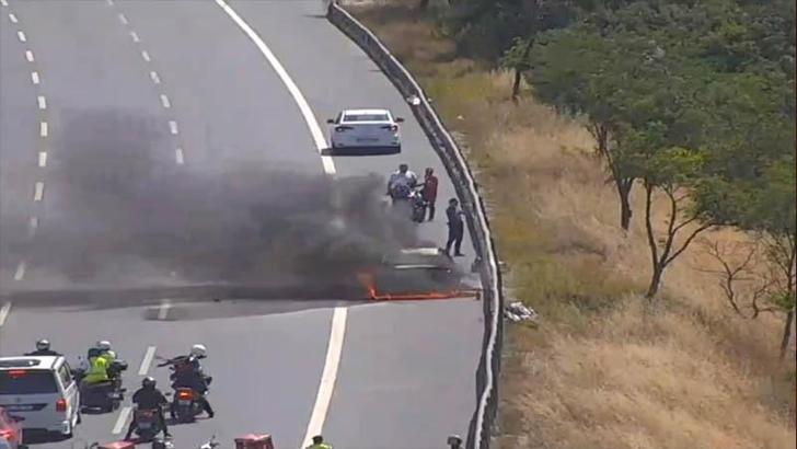Küçükçekmece TEM Otoyolu'nda otomobil alev alev yandı; yol trafiğe kapatıldı