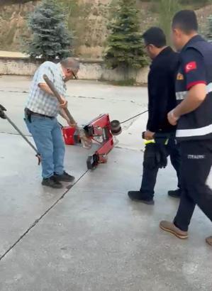 Fabrikaya giren yılan itfaiye ekipleri tarafından yakalanarak doğaya bırakıldı